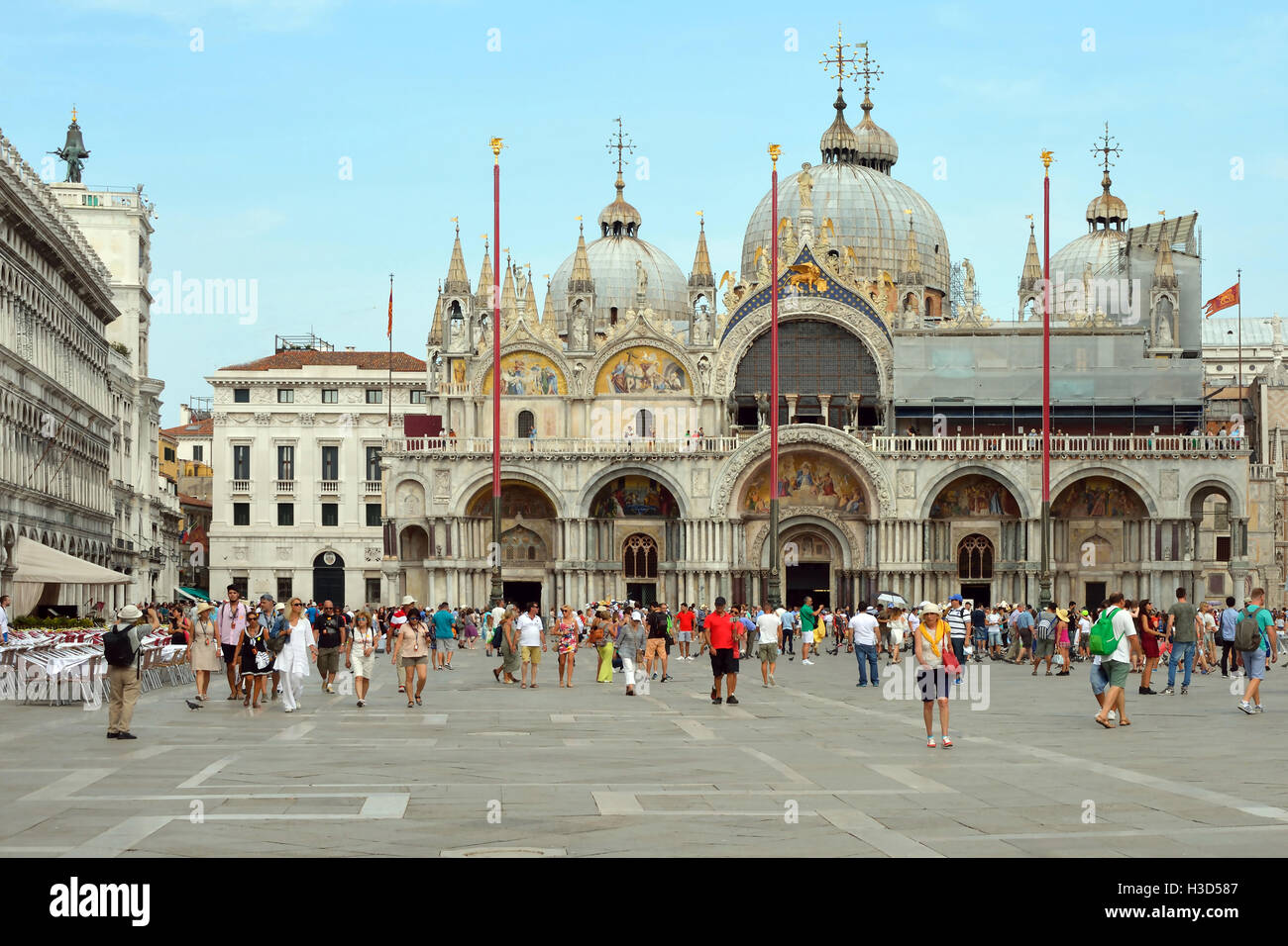 Turisti in piazza San Marco di fronte alla Basilica di San Marco di Venezia in Italia. Foto Stock