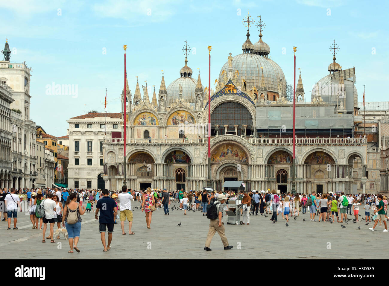 Turisti in piazza San Marco di fronte alla Basilica di San Marco di Venezia in Italia. Foto Stock