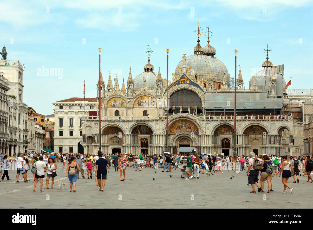 Turisti in piazza San Marco di fronte alla Basilica di San Marco di Venezia in Italia. Foto Stock