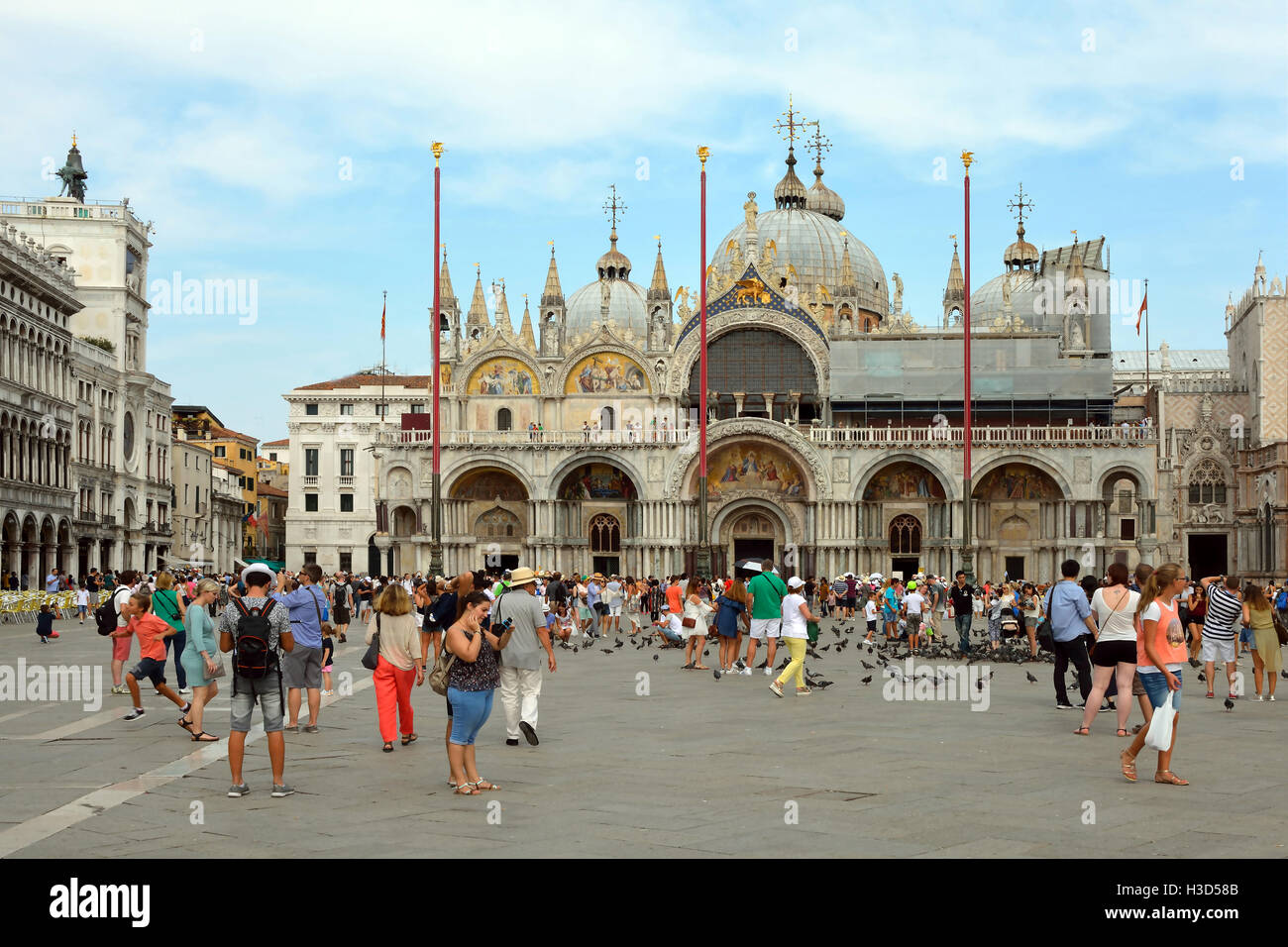 Turisti in piazza San Marco di fronte alla Basilica di San Marco di Venezia in Italia. Foto Stock