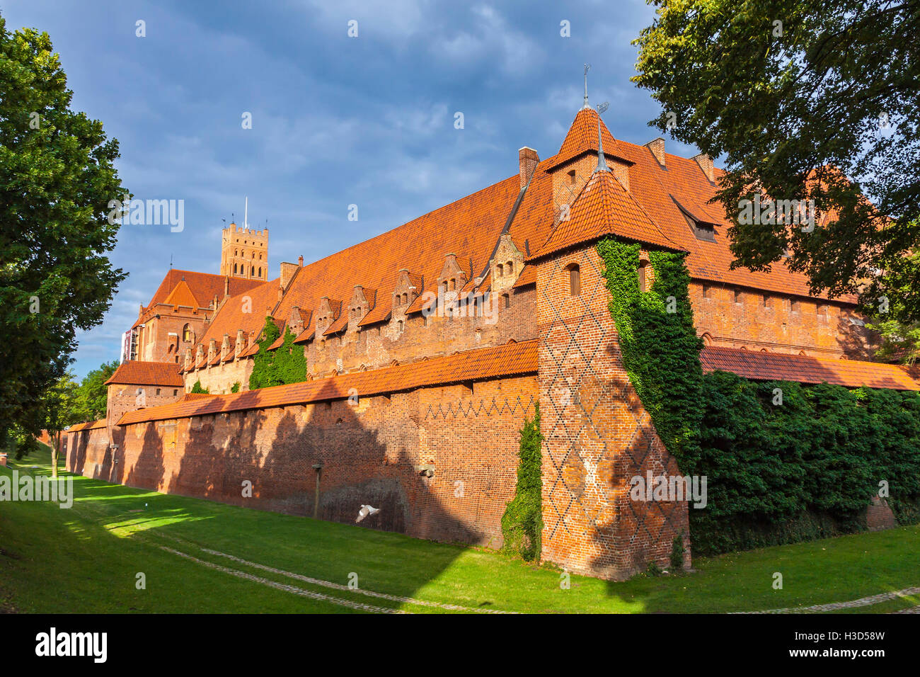 Estate pittoresca vista del castello di Malbork nella regione della Pomerania di Polonia. UNESCO - Sito Patrimonio dell'umanità. I cavalieri di Teutonic' fortezza noto anche come Ordensburg Marienburg Foto Stock