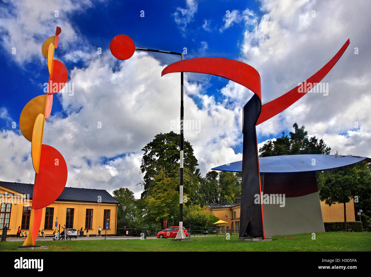 "I quattro elementi " da scultore americano Alexander Calder, all'esterno del Museo di Arte Moderna (Moderna Museet), Stoccolma, Svezia Foto Stock