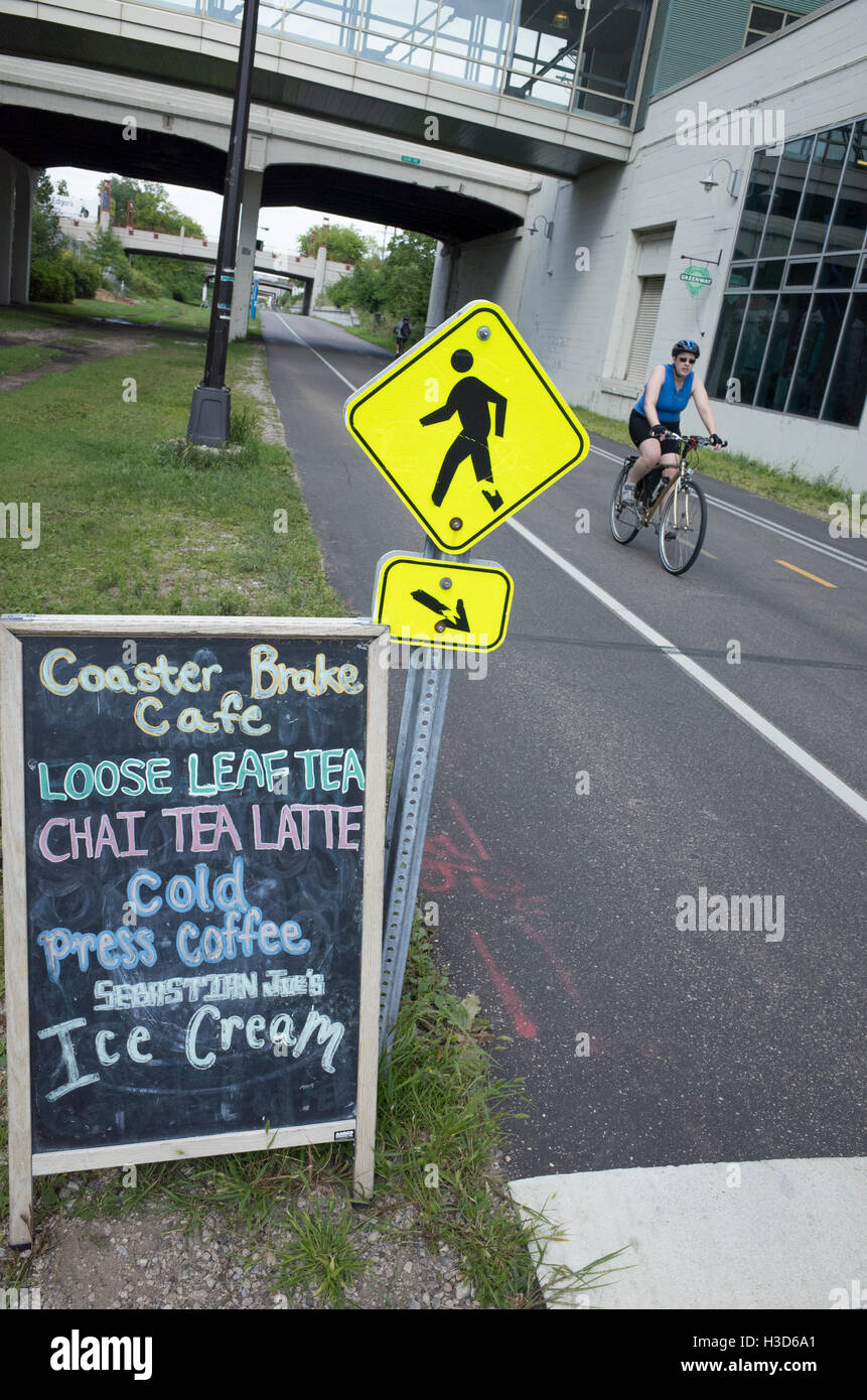 Scheda sandwich segno per Coaster Break Cafe a ruota libera Bike Shop da Midtown Greenway bike trail. Minneapolis Minnesota MN USA Foto Stock Scheda sandwich segno per Coaster Break Cafe a ruota libera Bike Shop da Midtown Greenway bike trail. Minneapolis Minnesota MN USA Foto Stock