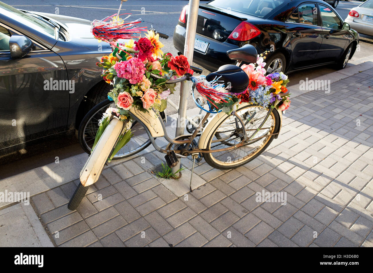 Fantasiosa decorativa bicicletta fiorito bloccato al posto al di fuori del Highland Movie Theater. St Paul Minnesota MN USA Foto Stock