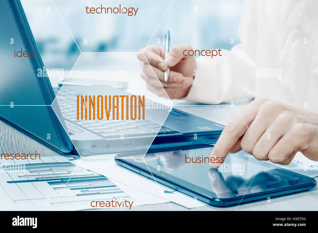 Il concetto di innovazione in azienda. Imprenditore lavora con laptop e tablet. Statistiche di crescita. Aumentare i profitti Foto Stock