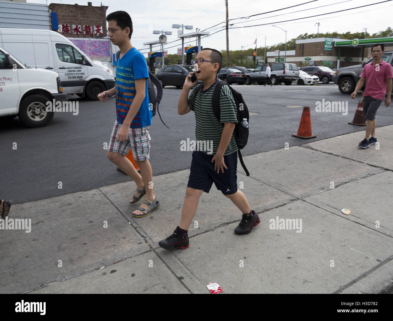 Chinese Boy sul telefono cellulare in Chinatown in Sunset Park sezione di Brooklyn a New York, 2016. Foto Stock