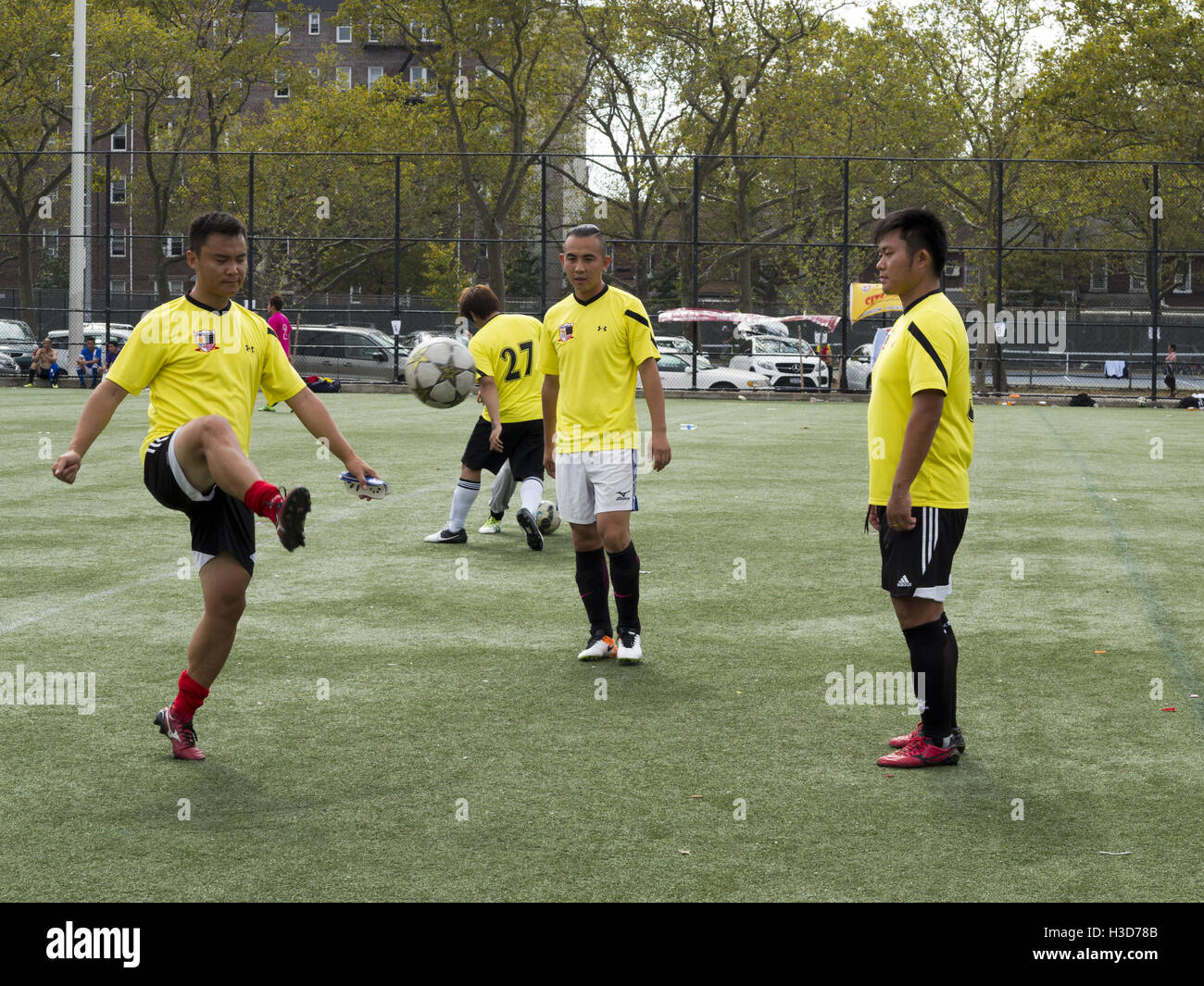 Giovani uomini alla pratica del calcio in Sunset Park sezione di Brooklyn, NY, 2016. Foto Stock