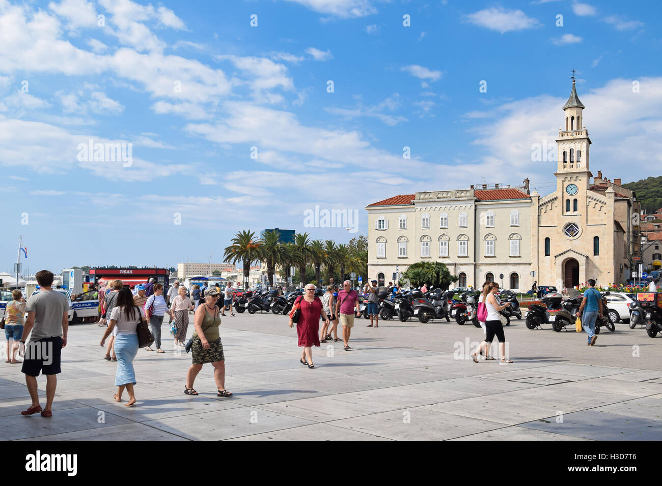 Split, Croazia, alla fine della riva, una popolare e movimentata Split promenade, troverete la bellissima chiesa e convento di San Francesco Foto Stock