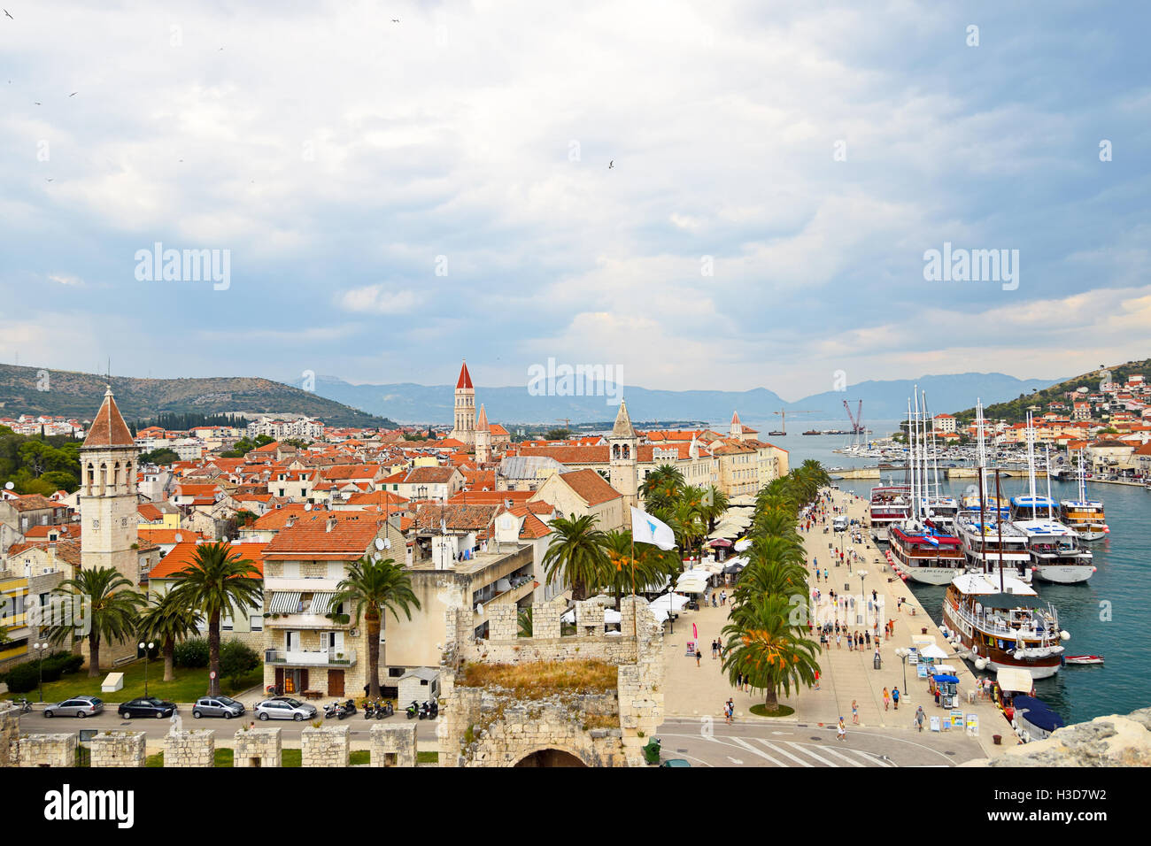 Vista di Trogir, Croazia, Trogir è una storica città UNESCO e porto sulla costa adriatica e una popolare destinazione turistica Foto Stock