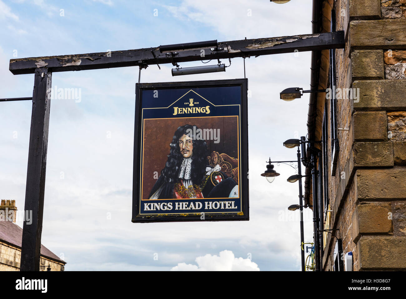 Kings Head pub segno hotel segno segni GB REGNO UNITO Inghilterra popolare pub nome kirkbymoorside villaggio dello Yorkshire Foto Stock