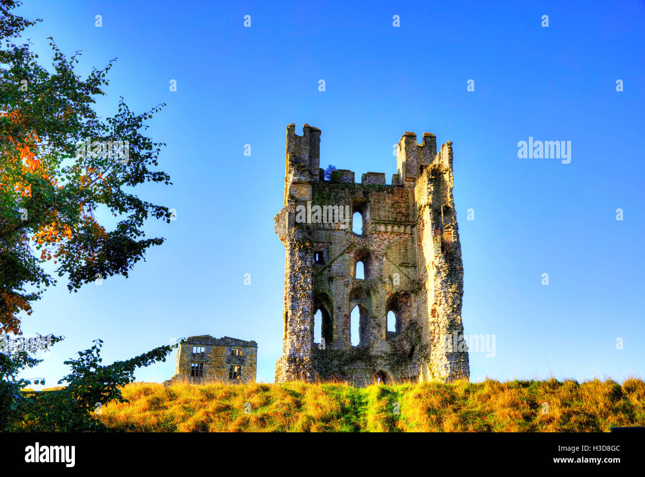 Helmsley Castle è un castello medievale situato nella città mercato di Helmsley, all'interno del North York Moors National GB REGNO UNITO Inghilterra Foto Stock