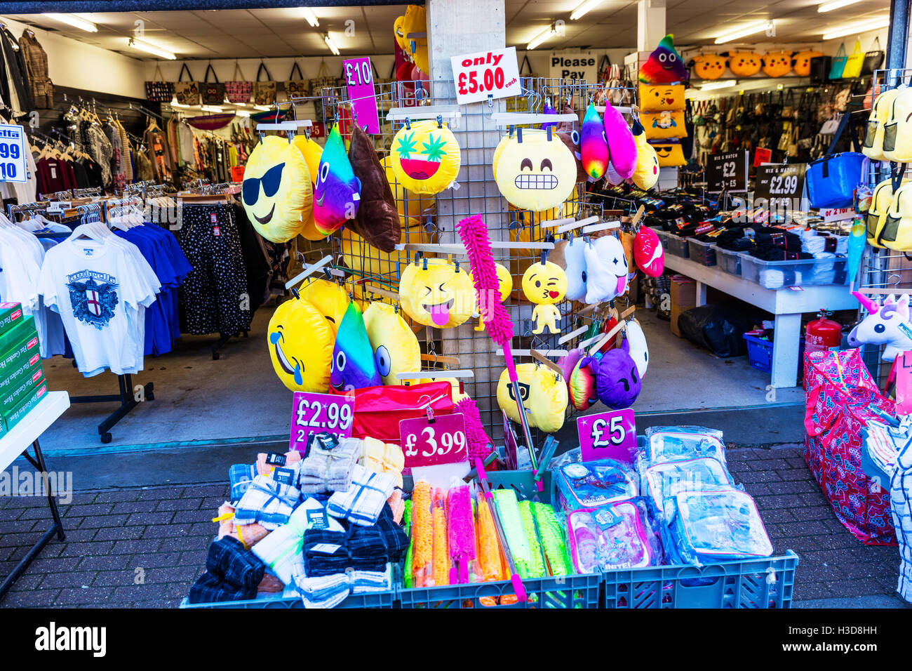 Skegness tat tourist negozio di vendita di abbigliamento a buon mercato e memorabilia di turisti GB REGNO UNITO Inghilterra negozi Foto Stock