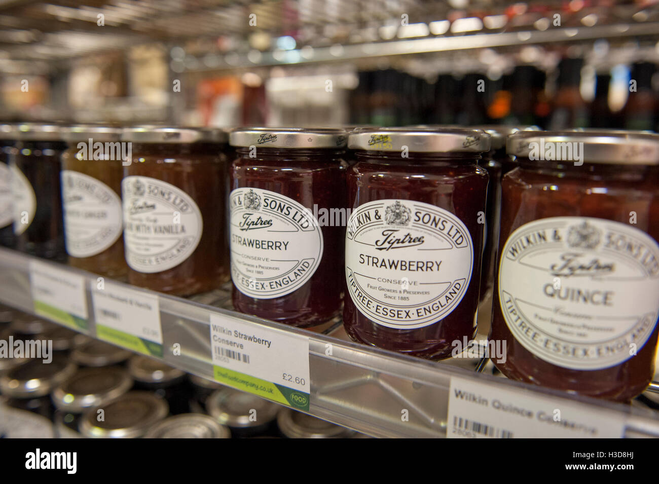 Vasi di marmellata su un ripiano in un negozio di alimentari Foto Stock