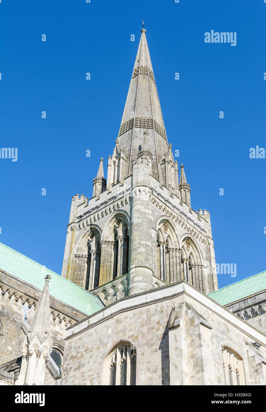 Guglia sulla cattedrale di Chichester contro il cielo blu nella città di Chichester, Sussex occidentale, Inghilterra, Regno Unito. Foto Stock