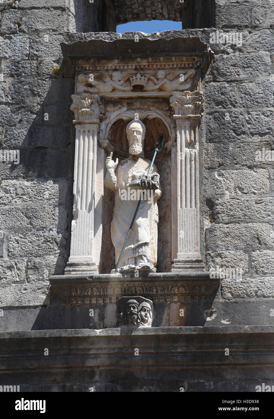 Pilegate - la più antica porta nel centro storico della città di difensiva si erge una scultura di San Biagio patrono della città Foto Stock