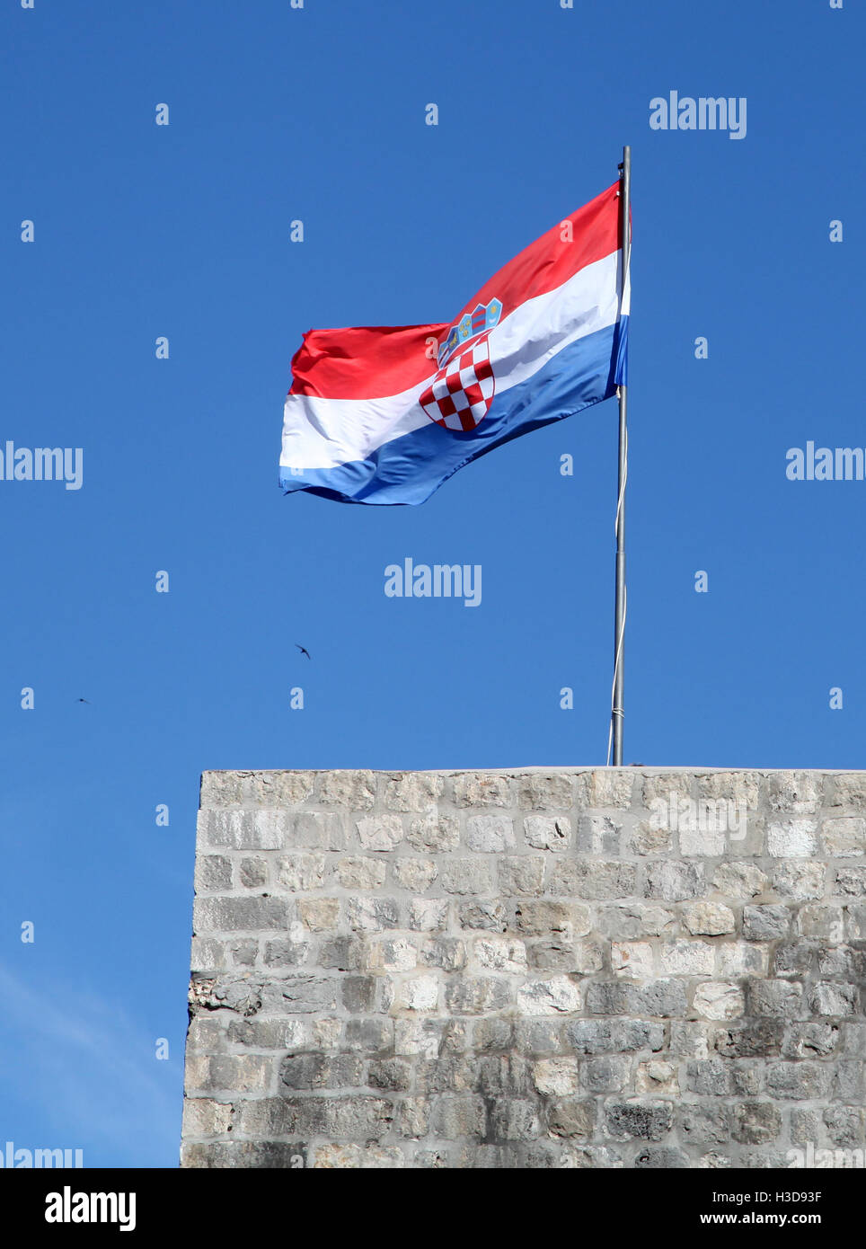 Bandiera della Croazia in pole in corrispondenza di una torre Foto Stock