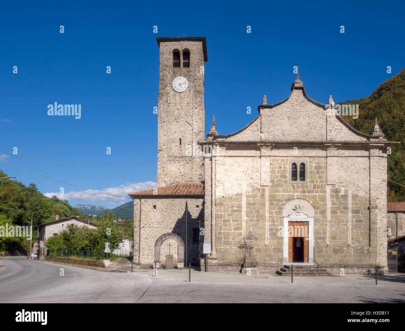 Cresspiano in Lunigiana del nord della Toscana. Architettura inusuale con 'Chiesa all interno di una chiesa facciata'. Foto Stock