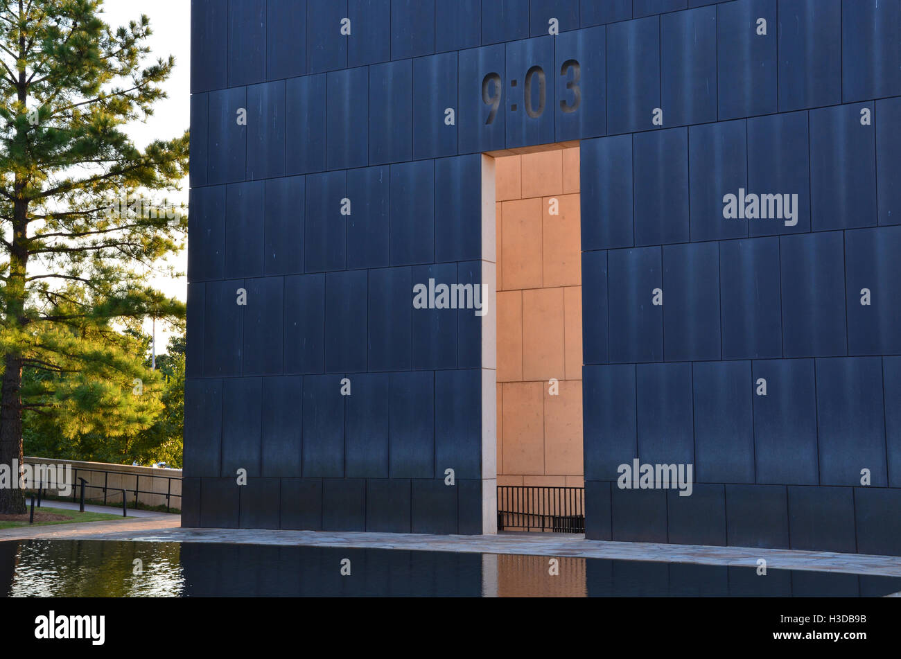 Due porte a Oklahoma City National Memorial contrassegnare prima (9:01) e dopo (9:03) il bombardamento di Murrah Federal Building. Foto Stock