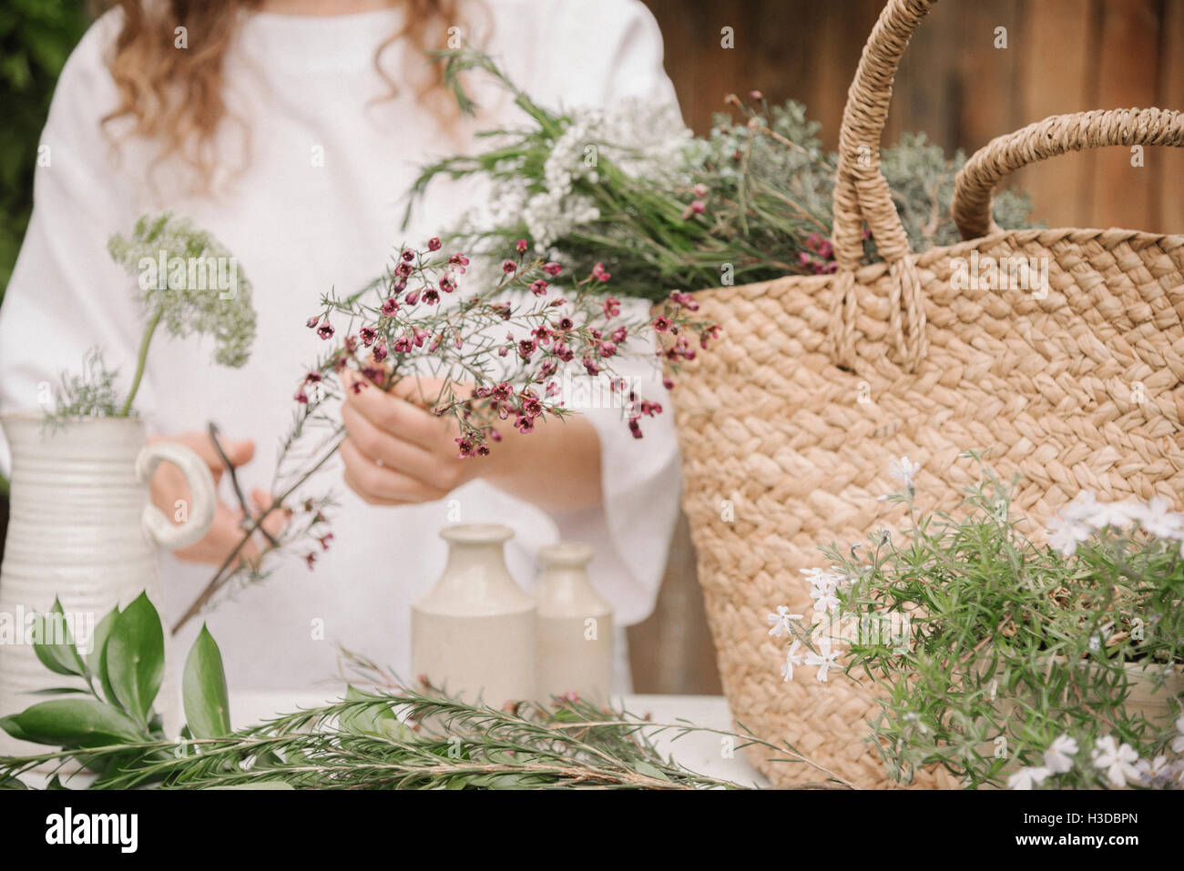 Una donna di preparare una miscela di erbe per cucinare, la scomposizione della lascia fuori per la trinciatura. Foto Stock