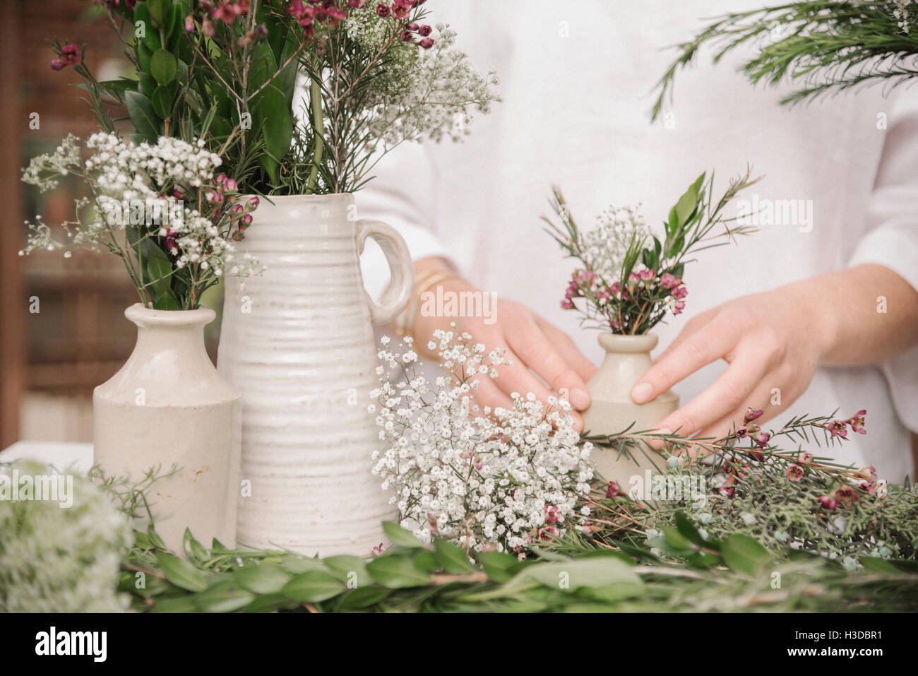 Una donna di preparare una miscela di erbe per cucinare, la scomposizione della lascia fuori per la trinciatura. Foto Stock