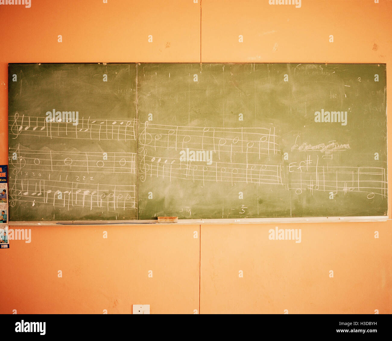 Musica scritta su una lavagna in un aula scolastica. Foto Stock