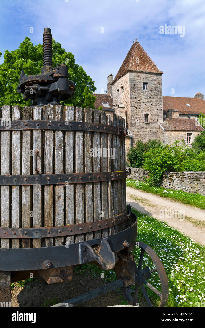 Château de castello Gevrey-Chambertin con il vecchio torchio in primo piano la Borgogna Cote d'Or Francia Foto Stock