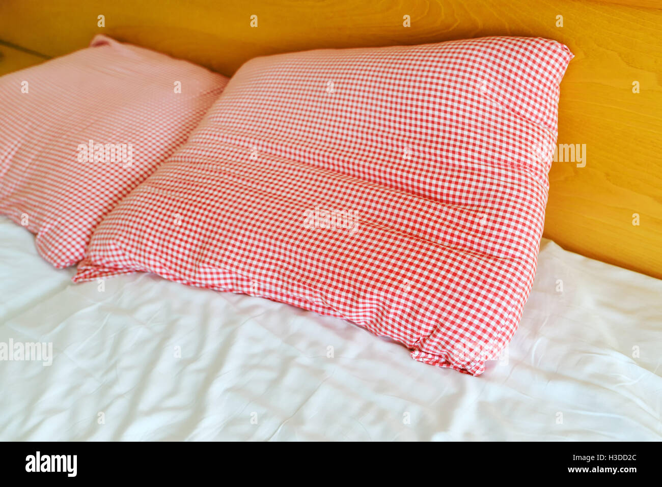 Albergo a tre stelle il letto e i cuscini con fogli sgualciti di mattina Foto Stock