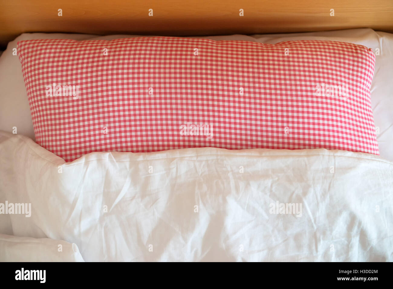 Albergo a tre stelle il letto e i cuscini con fogli sgualciti di mattina Foto Stock