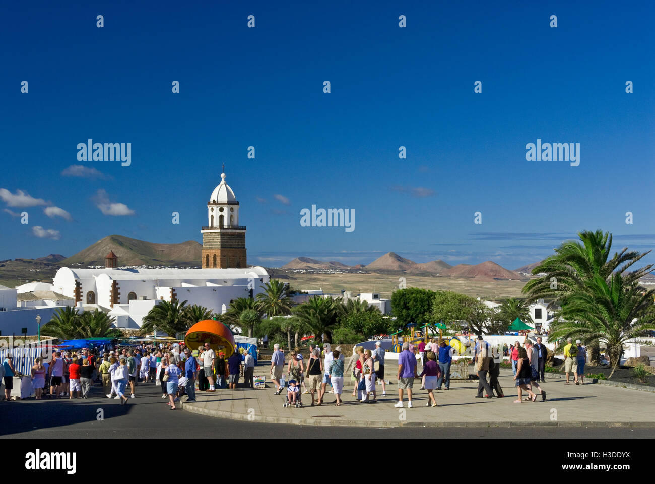 TEGUISE MARKET LANZAROTE i turisti in visita a popolare la domenica giorno di mercato in Teguise città vecchia con i vulcani dietro Lanzarote isole Canarie Spagna Foto Stock