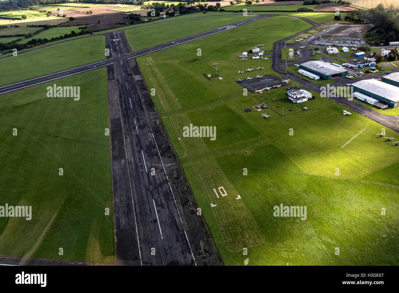 Wolverhampton Halfpenny verde in South Staffordshire, Inghilterra. Vista aerea che mostra la pista, hangar e aeromobili leggeri. Foto Stock