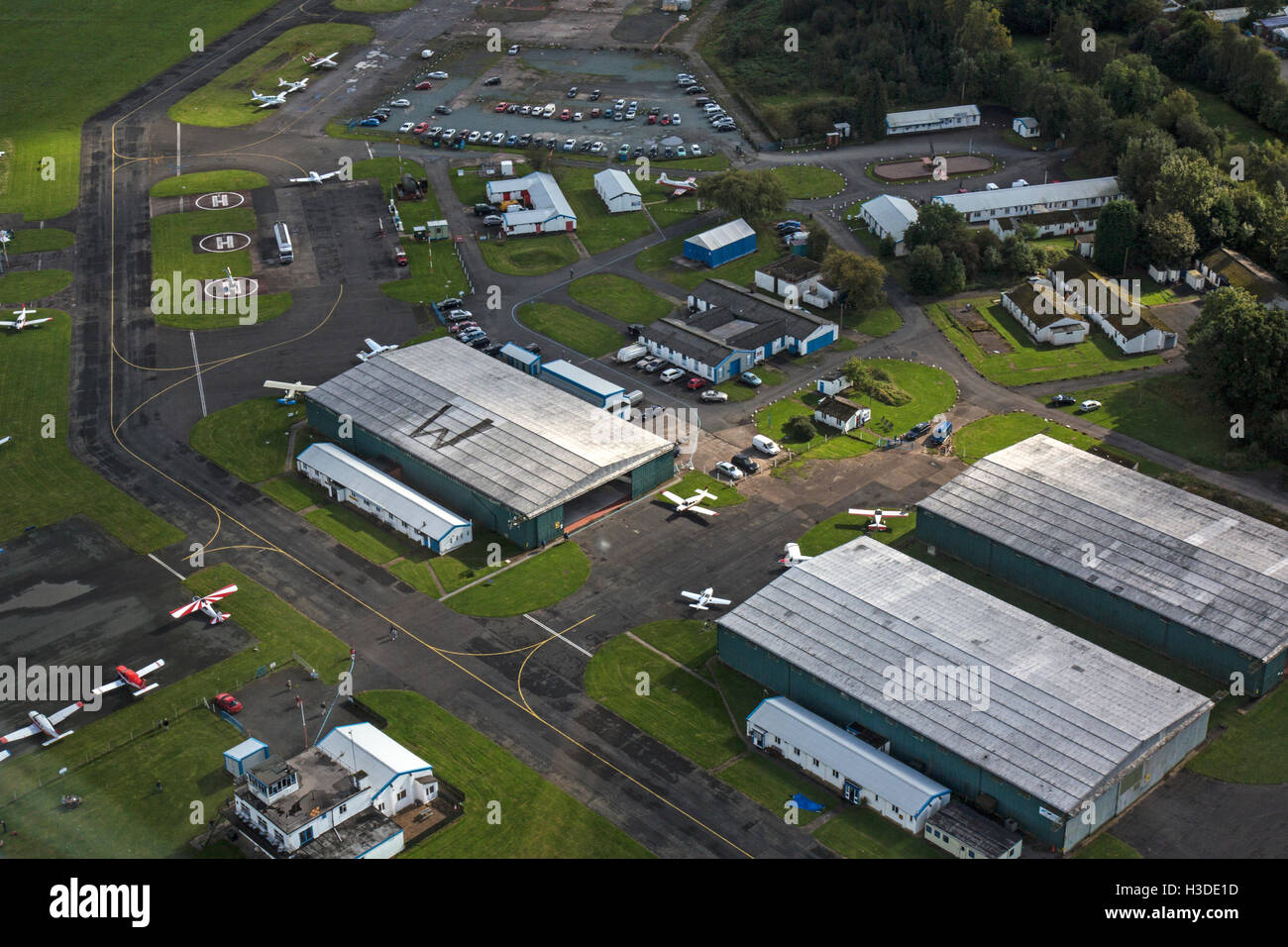 Wolverhampton Halfpenny verde in South Staffordshire, Inghilterra. Vista aerea mostra hangar e aeromobili leggeri. Foto Stock