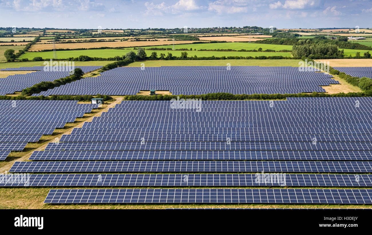 Vista aerea di un impianto fotovoltaico nel Buckinghamshire, UK Foto Stock