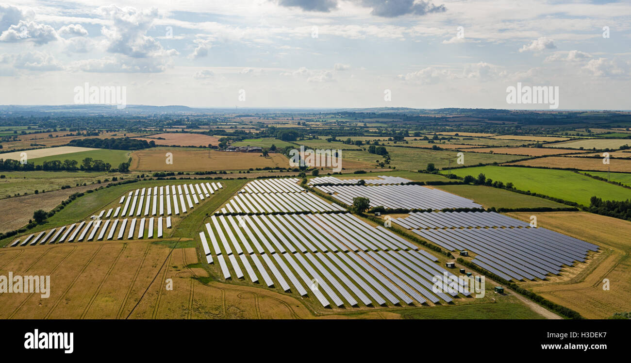 Vista aerea di un impianto fotovoltaico nel Buckinghamshire, UK Foto Stock
