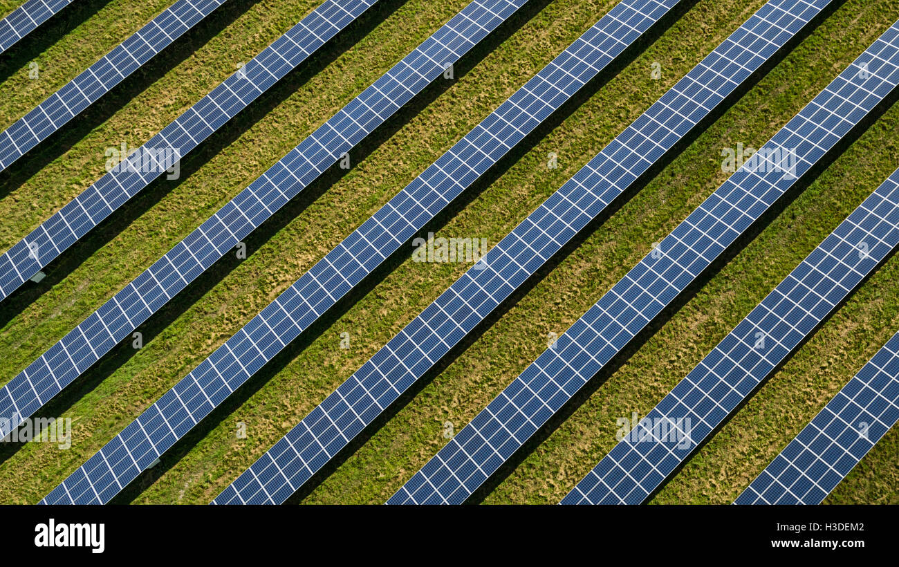 Vista aerea di un impianto fotovoltaico nel Buckinghamshire, UK Foto Stock