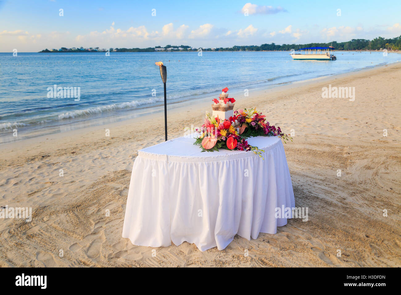 Tabella di nozze su una spiaggia caraibica. Foto Stock