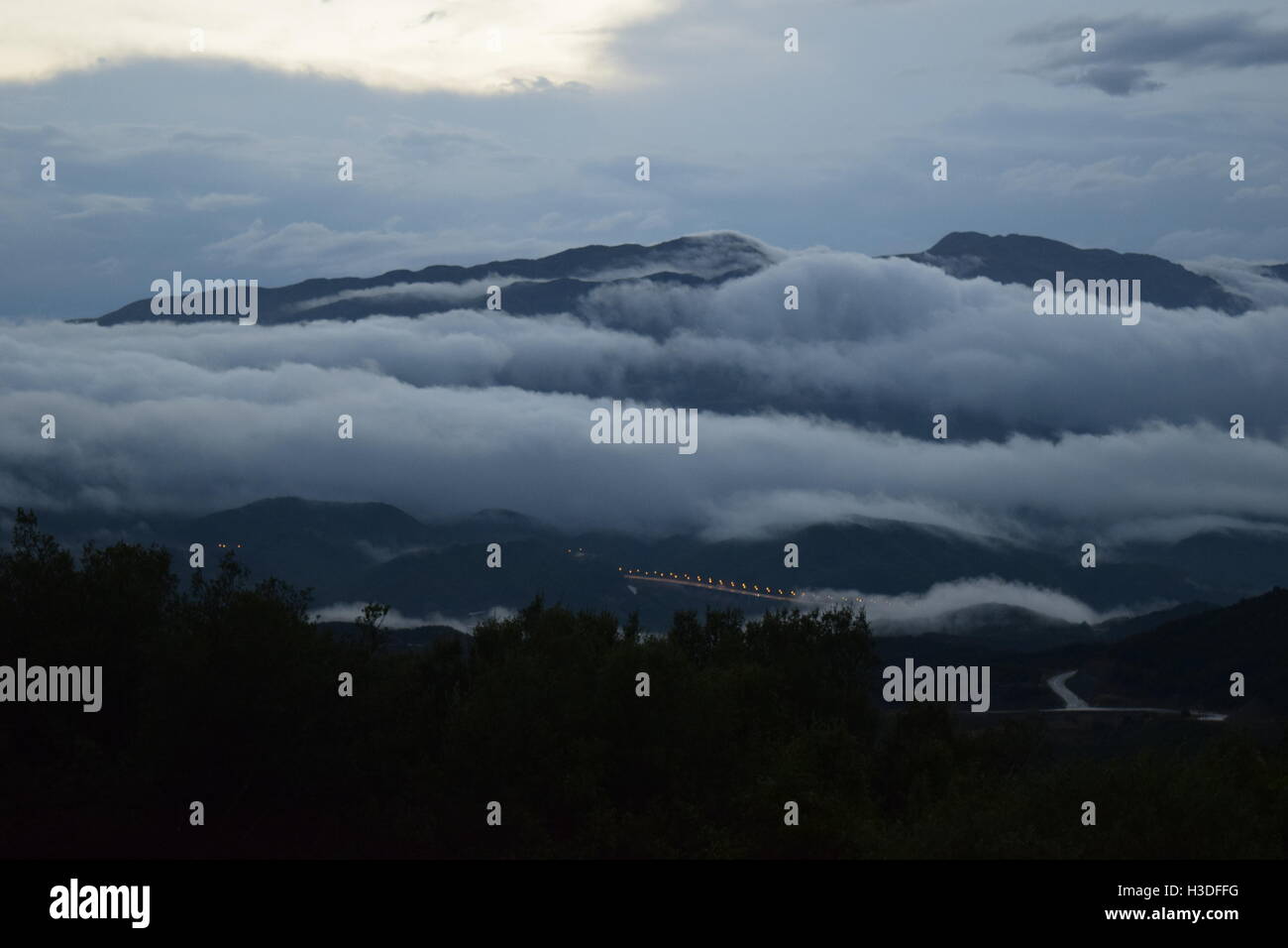 Una montagna perso nella nebbia a monti Pindo in Epiro, Grecia Foto Stock