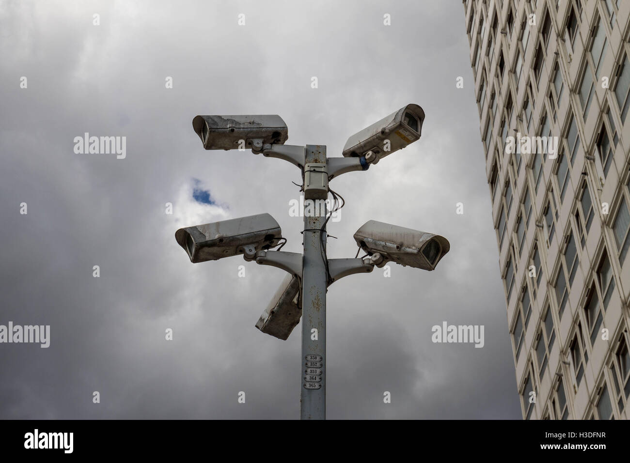 A circuito chiuso e di sorveglianza CCTV telecamere visto nel sud est di Londra, Regno Unito. Foto Stock