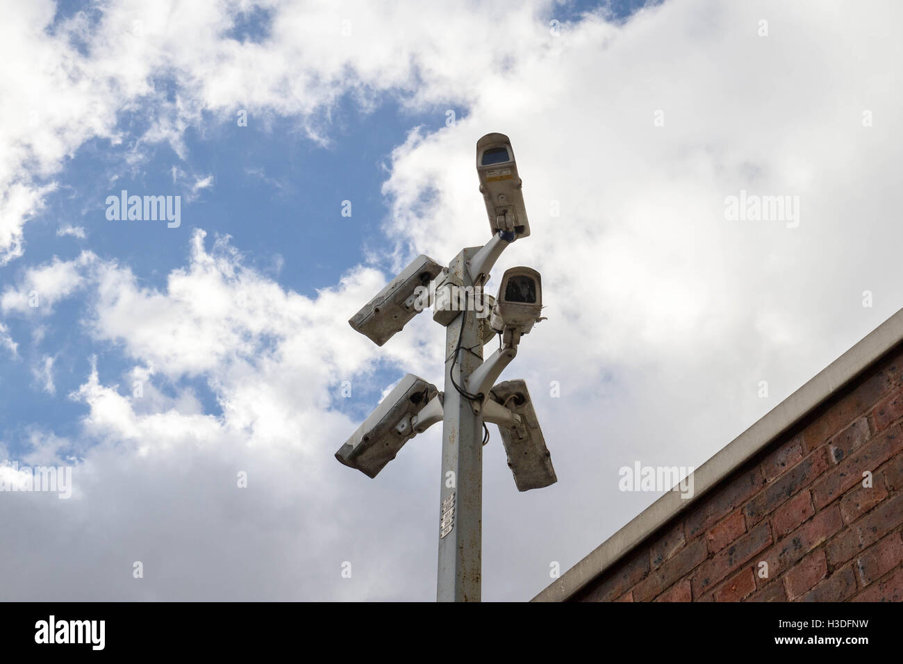 A circuito chiuso e di sorveglianza CCTV telecamere visto nel sud est di Londra, Regno Unito. Foto Stock