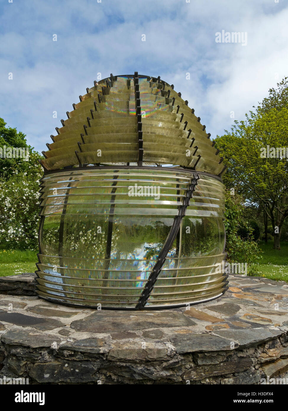 Faro lente di Fresnel spostata come una funzione di Colonsay House Gardens, Isola di Colonsay, Scotland, Regno Unito. Foto Stock