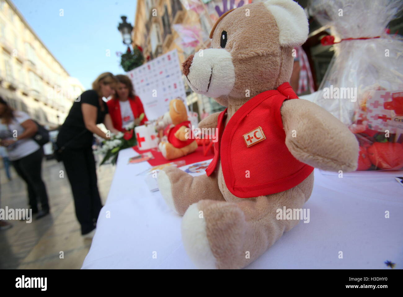 Banderita è un giorno molto importante nel calendario della Croce Rossa in Spagna appuntamento. Si tratta di un evento con più di cento anni di storia che serve a mantenere viva la solidarietà della società, in questo caso il supporto di famiglie con bambini a rischio di esclusione sociale.Buona sarà devoluto per aiutare i più piccoli e le loro famiglie, di modo che la Croce Rossa può fornire loro un sostegno educativo, cibo, materiali essenziali, borse di studio ristoranti, intrattenimenti ospedale, sostegno psicosociale, ricerca e accompagnare le famiglie ospitanti, ecc. 5 Ottobre, 2016. © Fotos Lorenzo Carnero/ZUMA filo/Alamy Live News Foto Stock