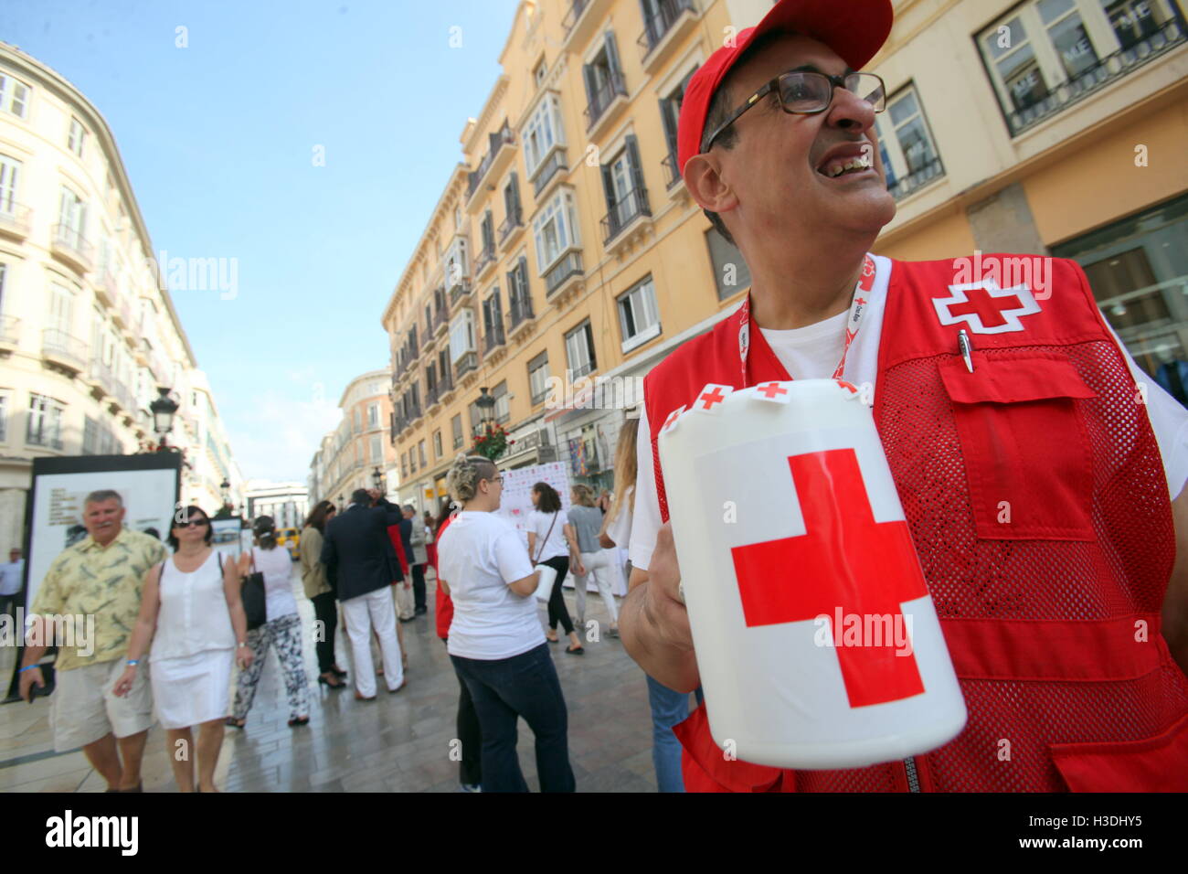 Banderita è un giorno molto importante nel calendario della Croce Rossa in Spagna appuntamento. Si tratta di un evento con più di cento anni di storia che serve a mantenere viva la solidarietà della società, in questo caso il supporto di famiglie con bambini a rischio di esclusione sociale.Buona sarà devoluto per aiutare i più piccoli e le loro famiglie, di modo che la Croce Rossa può fornire loro un sostegno educativo, cibo, materiali essenziali, borse di studio ristoranti, intrattenimenti ospedale, sostegno psicosociale, ricerca e accompagnare le famiglie ospitanti, ecc. 5 Ottobre, 2016. © Fotos Lorenzo Carnero/ZUMA filo/Alamy Live News Foto Stock