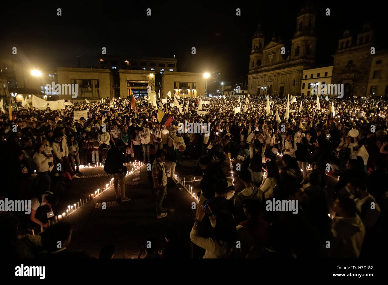 Bogotà, Colombia. 5 Ottobre, 2016. Le persone prendono parte al 'Marco in silenzio per la pace' a Bogotà, capitale della Colombia, il 5 ottobre, 2016. Secondo la stampa locale, gli studenti universitari del paese hanno marciato a sostegno della pace in Colombia e degli accordi di pace tra il governo della Colombia e l'Armata forze rivoluzionarie della Colombia (FARC). © Jhon Paz/Xinhua/Alamy Live News Foto Stock