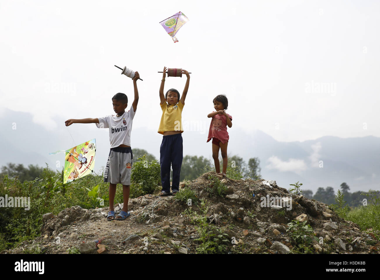 Kathmandu, Nepal. 6 Ottobre, 2016. Ragazzi nepalesi volare Kites come parte dei festeggiamenti durante il festival di Dashain in Kathmandu, Nepal, giovedì 6 ottobre 2016. Dashain è uno dei più grandi con dieci giorni di grande festa celebrata da nepalesi in Nepal. © Skanda Gautam/ZUMA filo/Alamy Live News Foto Stock