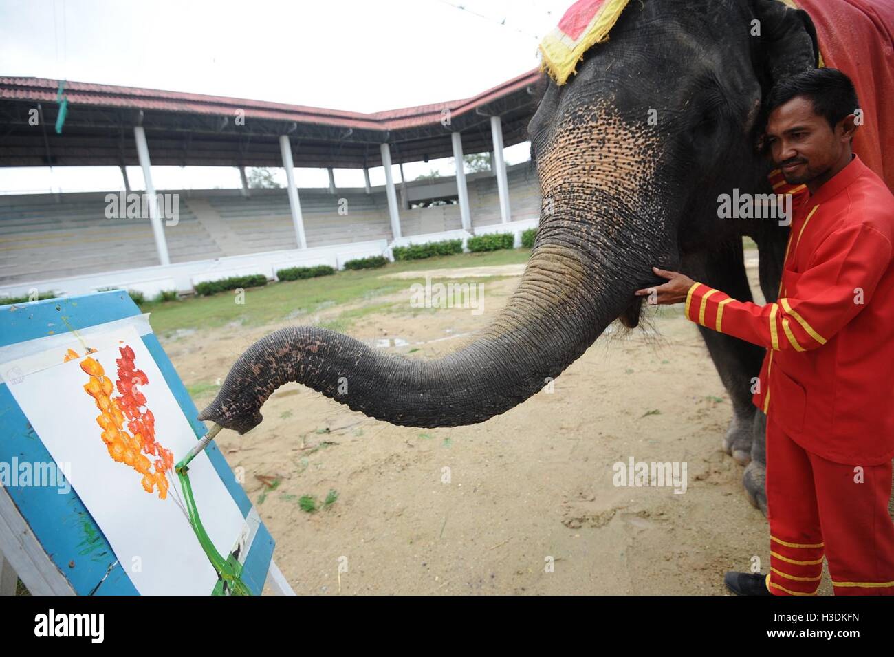 Bangkok, Tailandia. 6 Ottobre, 2016. Bunmee, un 22-anno-vecchio elefante maschio, disegna un acquarello dal suo tronco allo zoo nella zona suburbana di Bangkok, Thailandia, 6 ott. 2016. Credito: Rachen Sageamsak/Xinhua/Alamy Live News Foto Stock