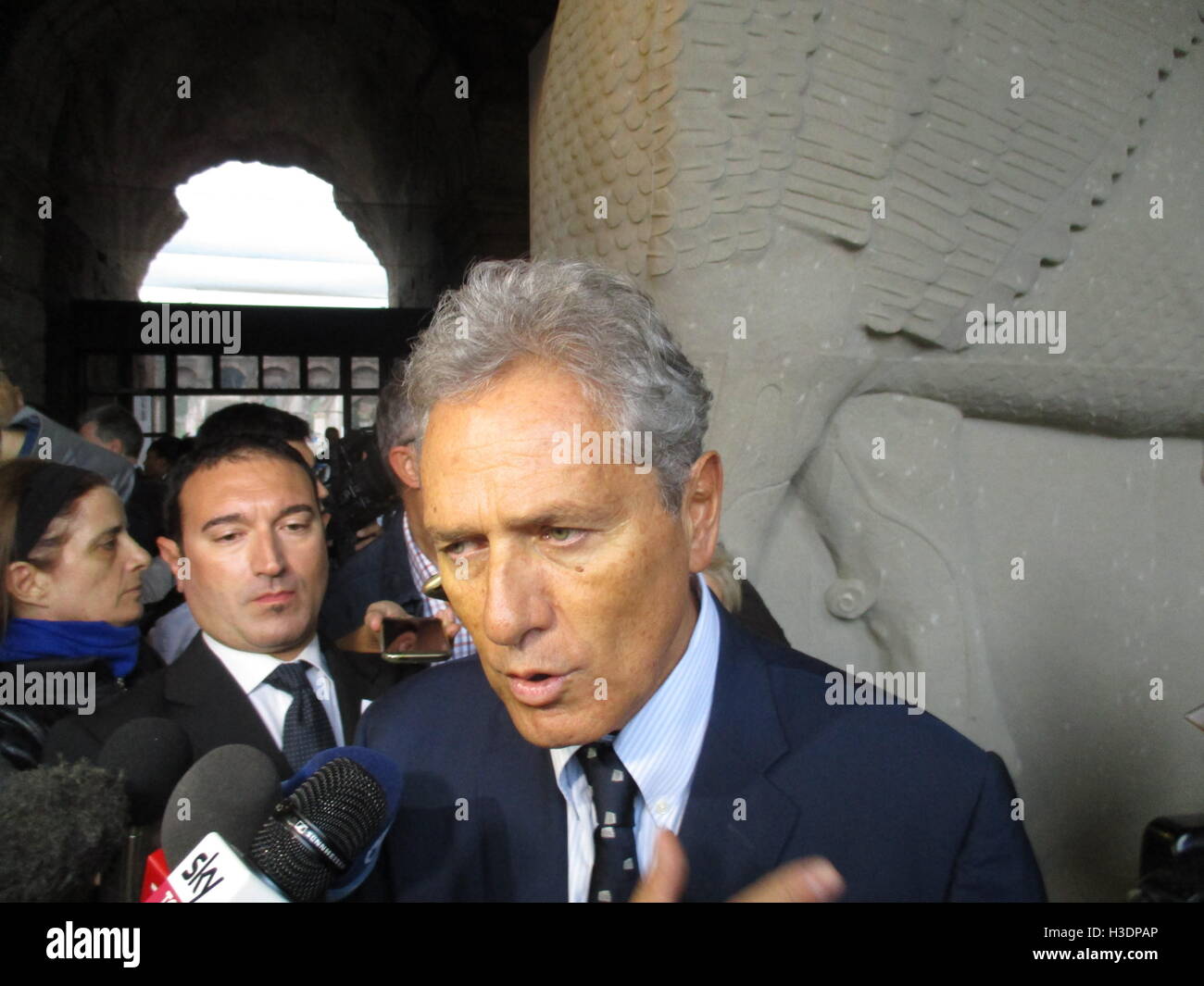 Roma, Italia. 06 ott 2016. Francesco Rutelli, Italia l'ex Ministro degli Affari culturali ed ex sindaco di Roma, serve come una guida per i giornalisti in 'rinati dalla distruzione - Ebla, Nimrud, Palmira' mostra presso il Colosseo a Roma, Italia, 06 ottobre 2016. Rutelli ha avviato la mostra. La mostra che durerà fino al 11 dicembre 2016 comprende tre full-sized repliche dei punti di riferimento culturali che sono stati distrutti o gravemente danneggiati da militanti terrore gruppo "Stato islamico" (SI). Foto: Klaus Blume/dpa/Alamy Live News Foto Stock