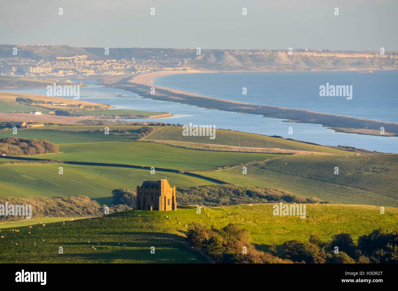 Abbotsbury, Dorset, Regno Unito. 6 Ottobre, 2016. Regno Unito Meteo. Glorioso nel tardo pomeriggio di sole autunnale bagna di Santa Caterina a cappella Abbotsbury nella luce dorata poco prima del tramonto. Abbotsbury collina sopra la cappella dà una visualizzazione classica della cappella con la flotta e l'isola di Portland in background. Credito Foto: Graham Hunt/Alamy Live News Foto Stock