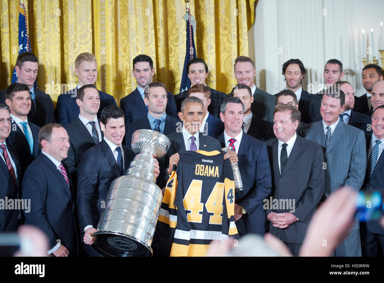 Washington DC, Ottobre 6, 2016 USA: il Presidente Barack Obama accoglie favorevolmente il 2015 NHL Hockey Champion Pittsburg Pinguini alla Casa Bianca. Patsy Lynch/Washington DC, Ottobre 6, 2016 USA: il Presidente Barack Obama accoglie favorevolmente il 2015 NHL Hockey Champion Pittsburg Pinguini alla Casa Bianca. Patsy Lynch/MediaPunch Foto Stock