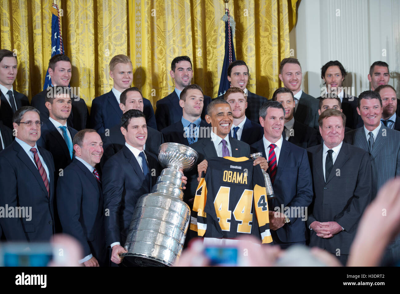Washington DC, Ottobre 6, 2016 USA: il Presidente Barack Obama accoglie favorevolmente il 2015 NHL Hockey Champion Pittsburg Pinguini alla Casa Bianca. Patsy Lynch/Washington DC, Ottobre 6, 2016 USA: il Presidente Barack Obama accoglie favorevolmente il 2015 NHL Hockey Champion Pittsburg Pinguini alla Casa Bianca. Patsy Lynch/MediaPunch Foto Stock