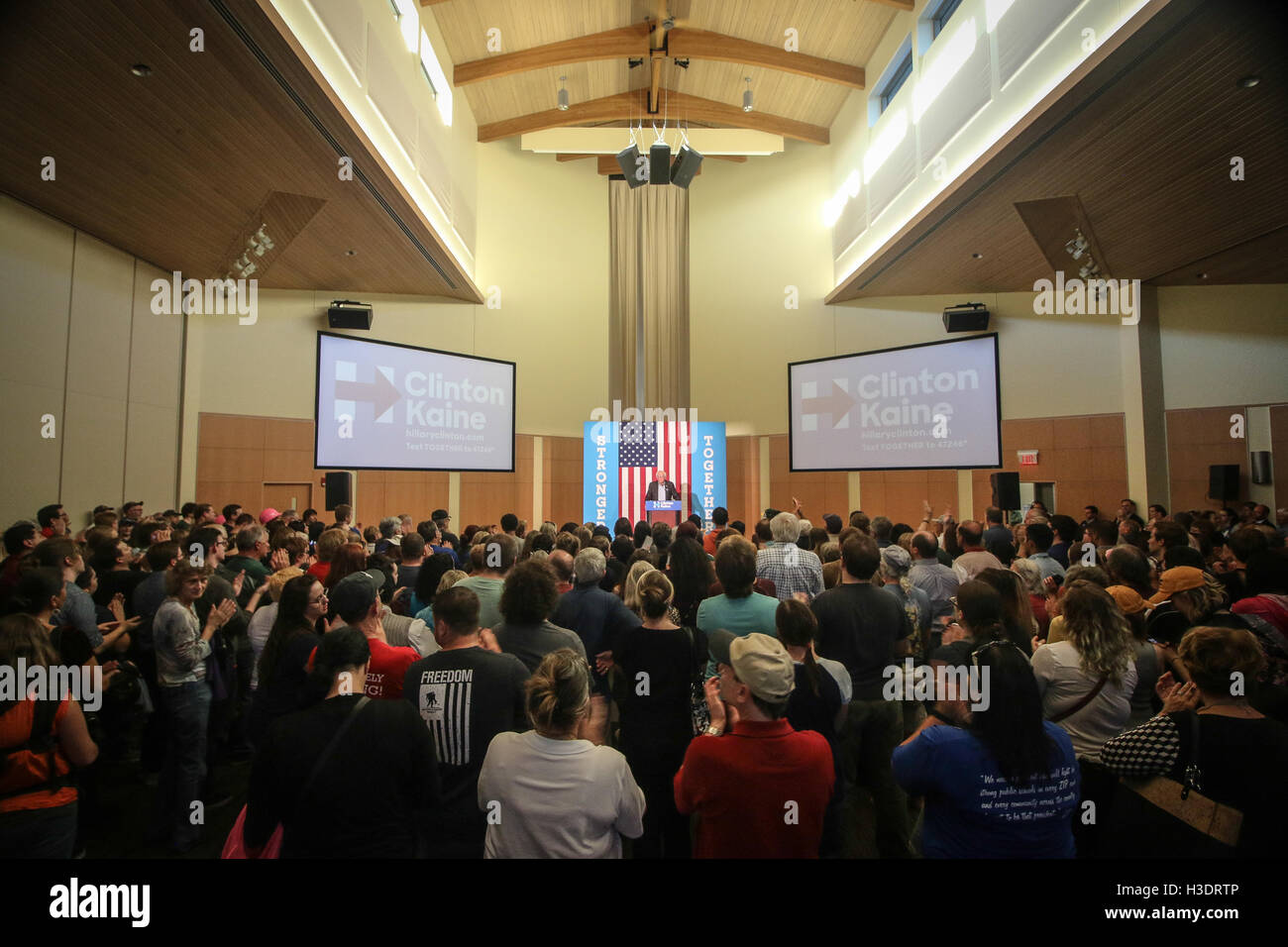 Green Bay, Wisconsin, Stati Uniti d'America. 5 Ottobre, 2016. Il senatore Bernie Sanders parlando al Green Bay più forte insieme Rally con Bernie Sanders all'Esercito della Salvezza Kroc centro comunitario il 5 ottobre 2016 in Green Bay, Wisconsin. Credito: l'accesso a foto/al Foto Stock