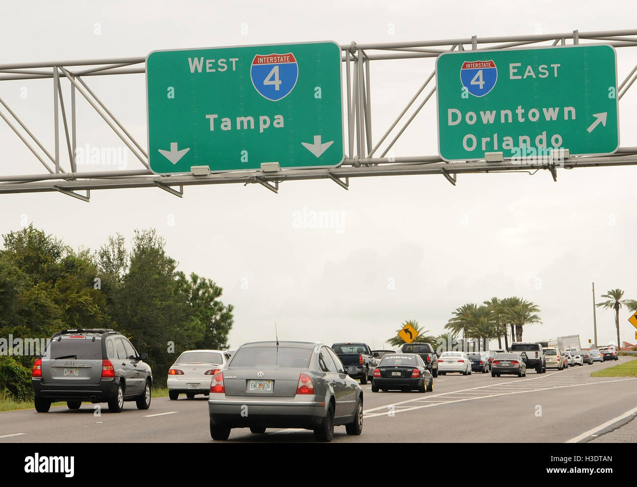 Orlando, Florida, Stati Uniti d'America. Il 6 ottobre, 2016. Un flusso costante di vetture è visto in direzione ovest verso Tampa e lontano dalla costa atlantica come persone evacuare l'area dove uragano Matthew è proiettati per colpire la Florida come una categoria 4 storm venti di imballaggio così elevata come 140 miglia all'ora. Credito: Paul Hennessy/Alamy Live News Foto Stock